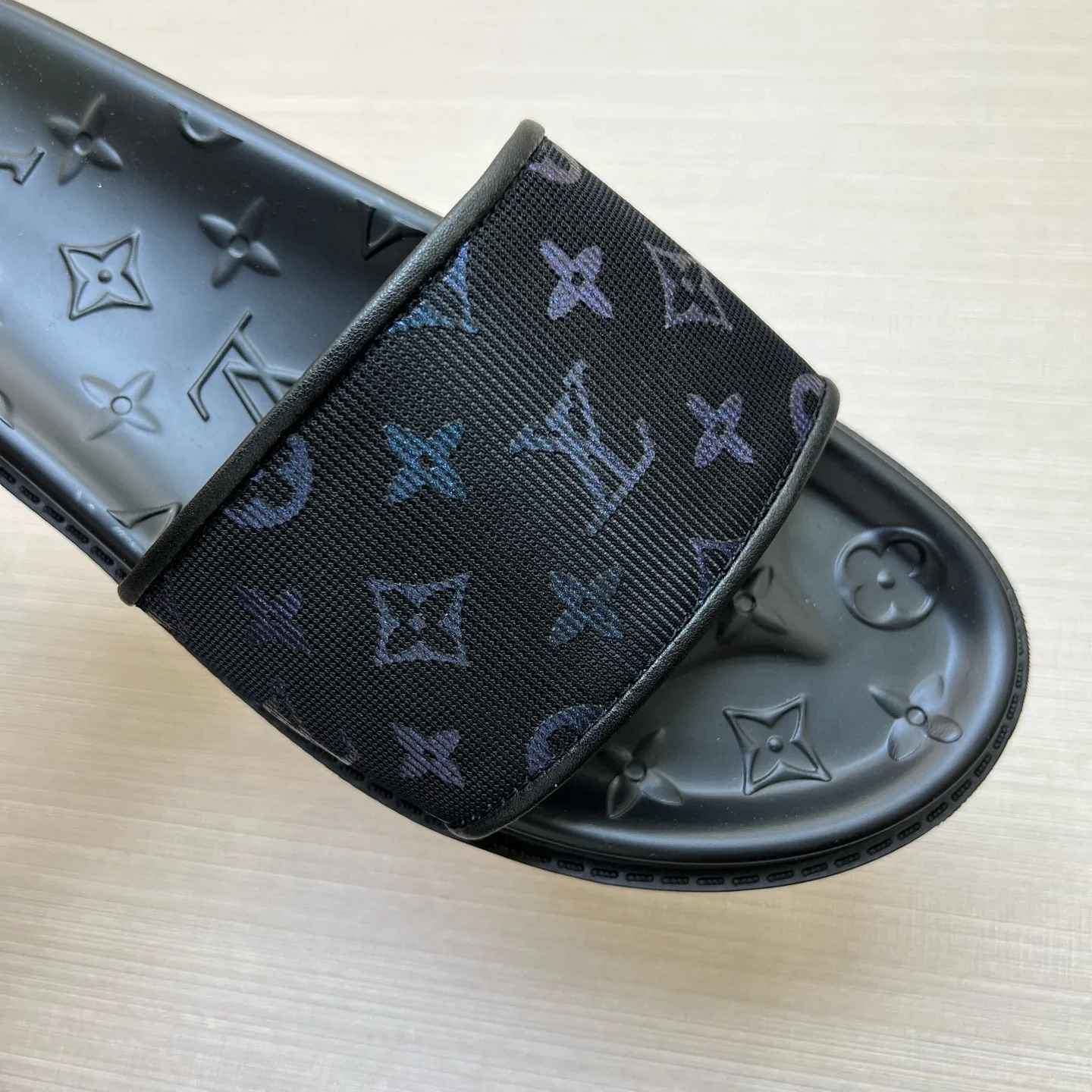 P270🏆Louis Vuitton 🏆[Louis Vuitton] Spring/Summer 2025 [Men's Flip Flops] 🎯🎯As an active family in the fashion industry ⭐ Lv is characterized by bold innovation ⚡Create this casual business style for Chinese fashionable men ✨The fabric is made of imported high-grade cowhide 🔥 Clean and neat ⚡Fashionable and elegant🌹Breathable, sweat-absorbent and deodorant👈So luxurious, high-end and domineering. 👍Must be sold if you repost the picture. Number of yards: 38--46. Color: 🎉 For large quantities. Welcome to repost.